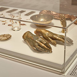 Une vitrine est plexiglas est la meilleure option pour protéger une oeuvre sans la dénaturer.