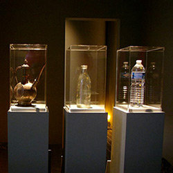 Ces cloches transparentes retracent l'évolution de la consommation d'eau dans un musée de renom.