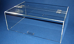 Fabrication de vitrines plexiglas sur mesure, cloches plexi, capots pour  maquette
