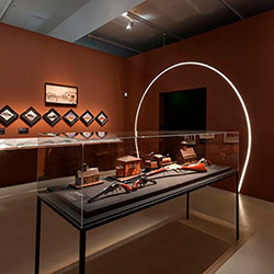 De nombreuses expositions à Paris utilisent des vitrines en plexiglas transparent.