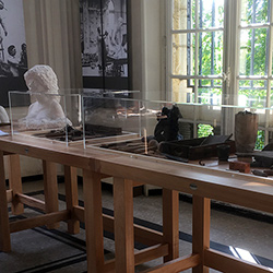 Les musées et galeries utilisent le plexiglas pour mettre en valeur les oeuvres et les objets.