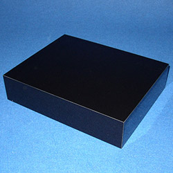 Cette boite en plexiglas est une création sur mesure de l'entreprise Techni Plast (Yvelines-78).