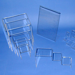 Ces présentoirs de différentes tailles sont fabriquées en plastique transparent.