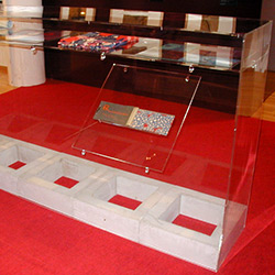 Vitrine et présentoir en plexiglas permettent une transparence maximale.