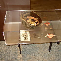 Cette vitrine sur pieds abrite des vestiges archéologiques.