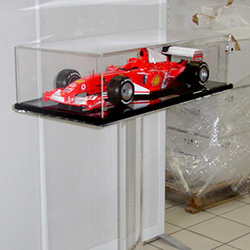 La pièce mise en valeur sur son socle est recouverte d'un capot en plexiglas.