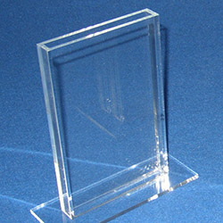 L'encadrement en plexiglas ou altuglas permet d'obtenir un cadre transparent.