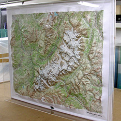 Cet encadrement de grande dimension est le fruit d'une fabrication sur mesure pour présenter une carte en relief.