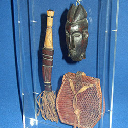 Cet encadrement en plexiglas renferme des masques africains de grande valeur.