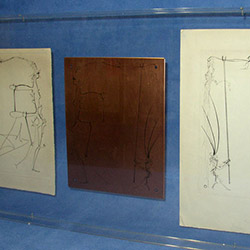 Des dessins authentiques ne peuvent pas être touchés par le public de l'exposition dans la galerie.